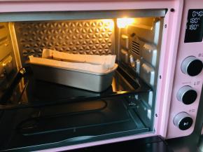 模具中放置一张油纸，将面糊放入模具中，将面糊抹至两头高，中间低。烤箱180度烘焙45—50分钟