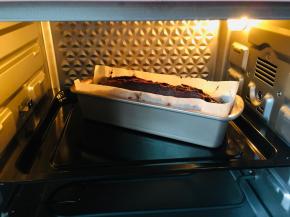 出炉后立刻脱模。因为面糊抹至两头高中间低，所以蛋糕会自然裂开。如果抹平的话，需要在20分钟时，在蛋糕中间划口儿方便它开裂