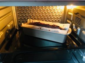 出炉后立刻脱模。因为面糊抹至两头高中间低，所以蛋糕会自然裂开。如果抹平的话，需要在20分钟时，在蛋糕中间划口儿方便它开裂