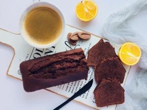 将糖与水放如奶锅中煮开，放凉后加入橙子酒。蛋糕脱模后趁热将糖水刷满全身，包裹保鲜膜密封冷藏。