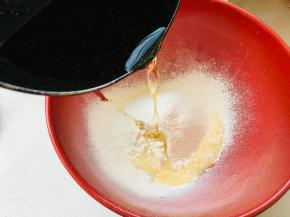 玉米油加热，倒入到低粉中，油温不可过高