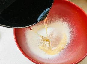 玉米油加热，倒入到低粉中，油温不可过高