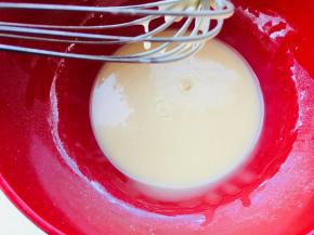 用蛋抽将油与玉米油搅拌均匀