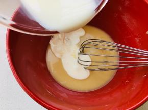 加入牛奶，搅拌均匀