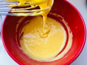 加入蛋黄，搅拌均匀后，面糊就会恢复细腻