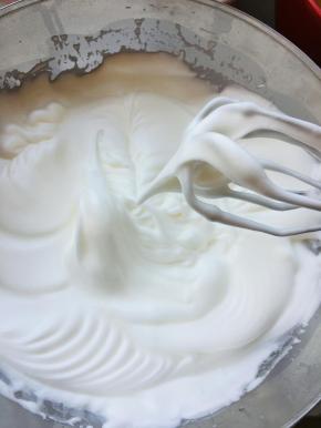 玉米淀粉与细砂糖混合，蛋白中加入柠檬汁打发至中性发泡