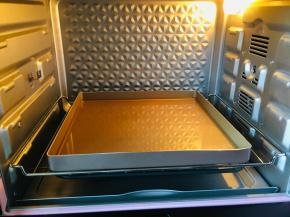 在烤箱中放一个烤盘，里面放盘壁一般的水