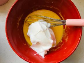 取三分之一蛋白，放入到蛋黄糊中，翻拌均匀