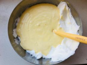 再将翻拌好的蛋糊倒回到蛋白中。翻拌均匀