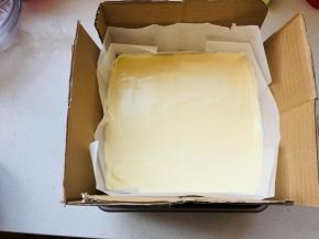 学厨8寸方形模具，四边放置硬纸板，里面放置油纸后，倒入一半的蛋糊