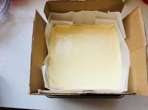 学厨8寸方形模具，四边放置硬纸板，里面放置油纸后，倒入一半的蛋糊