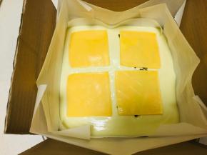 将车打芝士片放在蛋糊中，再倒入剩下的蛋糊