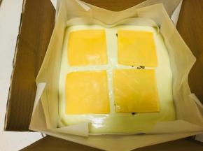 将车打芝士片放在蛋糊中，再倒入剩下的蛋糊