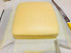 1烤箱140度烘烤30分钟后，温度降至110度烘烤50分钟，具体温度感觉自己烤箱脾气酌情调节，出炉立刻提出来置于晾网上，撕掉油纸。