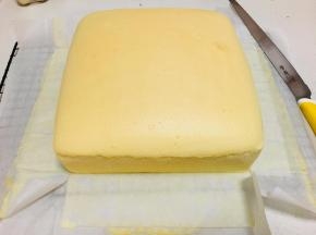 1烤箱140度烘烤30分钟后，温度降至110度烘烤50分钟，具体温度感觉自己烤箱脾气酌情调节，出炉立刻提出来置于晾网上，撕掉油纸。