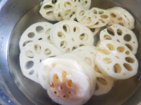 莲藕去皮洗净切片洗去淀粉。