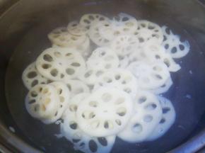 水里放白醋，莲藕焯水捞出过凉水控干水份。