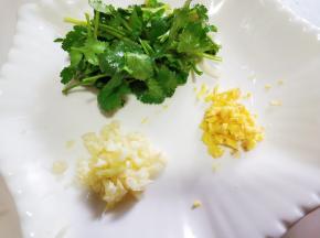 准备姜蒜末，香菜。