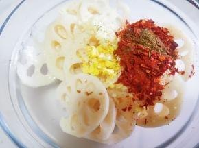 莲藕放进容器里，放姜蒜末，花椒粉，辣椒面。