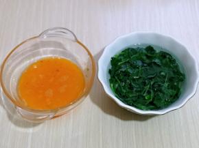 将菠菜捞出，过冷水，鸡蛋敲碗里打散，加入盐。