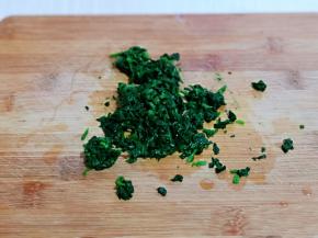 将焯水的菠菜切碎。