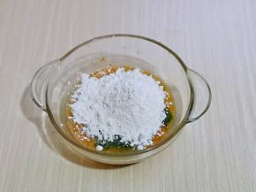 加入面粉，用手动打蛋器打至均匀。