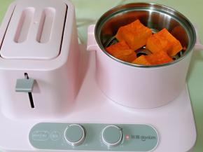 首先将小南瓜去皮，去瓤，洗干净，再用刀切块，隔水蒸熟，可以用筷子扎一下来辨别是否蒸熟，轻松扎透即为熟透。