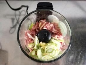 肉放入料理机中，加料酒，胡椒粉，姜丝，葱，生抽，盐，鸡精以及一勺清水，启动料理机打成肉泥至起胶。