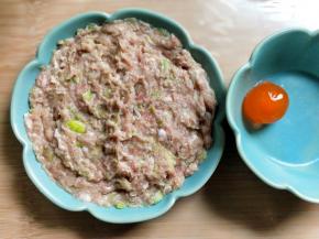 把肉糜铺蒸碟中，咸蛋黄装小碟中。