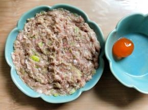 把肉糜铺蒸碟中，咸蛋黄装小碟中。