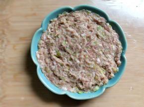 用手拍平表面。