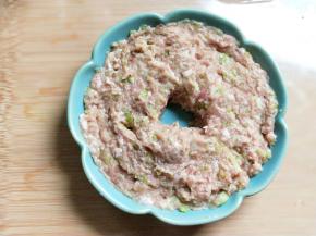 中间挖出一个洞。