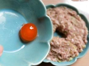 咸蛋黄放中间。