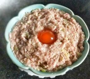 蒸锅放水烧开，放入蒸碟。