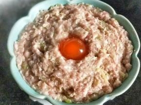 蒸锅放水烧开，放入蒸碟。