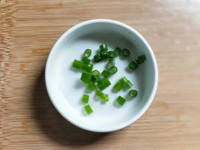 蒸的同时准备葱花。