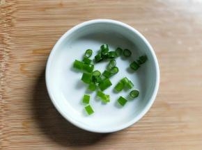 蒸的同时准备葱花。