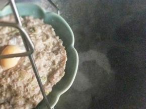 将蒸汁倒入炒锅，加一点点生抽小火烤开，淋肉饼上。