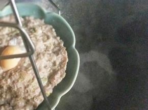 将蒸汁倒入炒锅，加一点点生抽小火烤开，淋肉饼上。