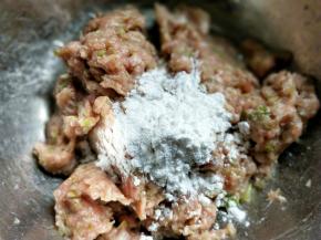 倒出肉泥，加一小勺生粉，磕入咸蛋白，加少许花生油，顺时针搅打肉糜。