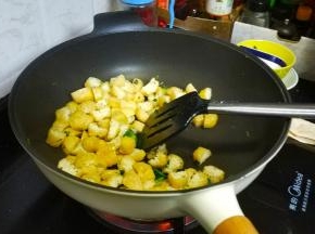锅里热油放入蒜、葱、辣椒煸香，倒入油豆腐、盐翻炒均匀