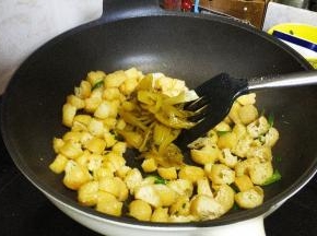 放入酸菜梗（酸菜梗提前用糖腌20分钟）