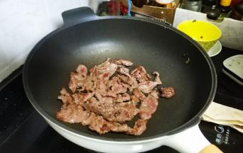 锅里热油放入牛肉片炒七成熟