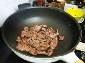 锅里热油放入牛肉片炒七成熟