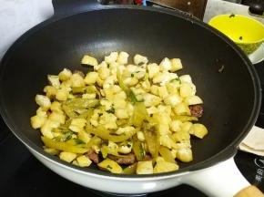 倒入酸菜油豆腐