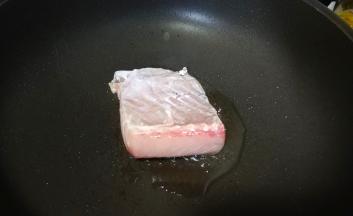 鱼腩先放锅里微煎一下