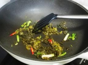放入酸菜叶（酸菜叶先用糖腌20分钟）炒均匀