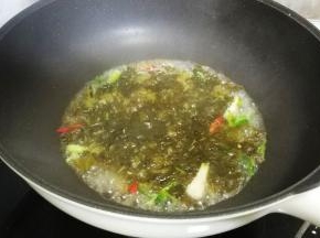 倒入一碗水煮开