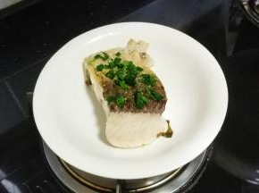 先捞出一整块鱼腩