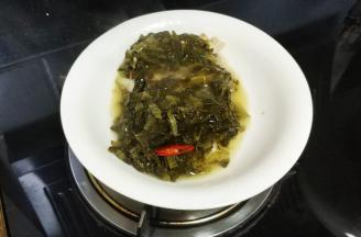 再倒入酸菜
